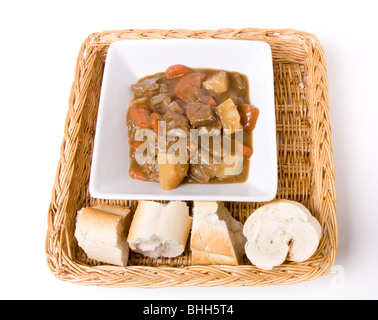 Goulasch ou ragoût de boeuf avec du pain blanc croustillant. Banque D'Images