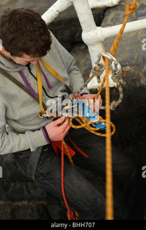 Apprendre le métier : étudiante à l'université d'Aberystwyth descente en rappel sur la digue, de formation pour l'escalade , Pays de Galles UK Banque D'Images