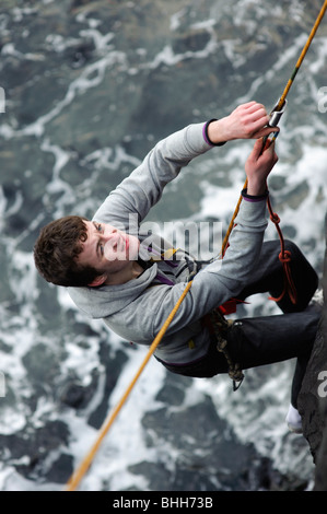 Apprendre le métier : les étudiants de l'université d'Aberystwyth descente en rappel sur la digue, de formation pour l'escalade , Pays de Galles UK Banque D'Images