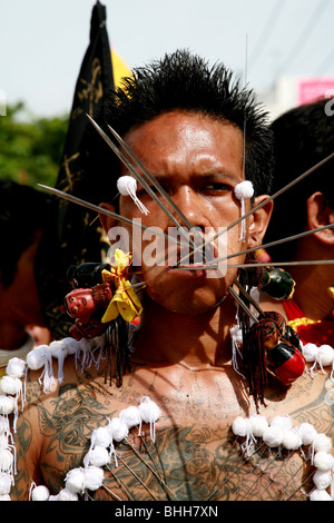 Mah morceau dans une transe auto mutiler , festival végétarien de Phuket, Phuket , Thaïlande Banque D'Images