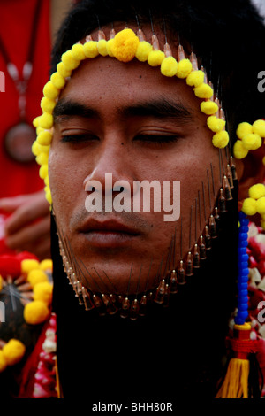 Mah chanson en transe avec de multiples piercings, festival végétarien de Phuket, Phuket , Thaïlande Banque D'Images