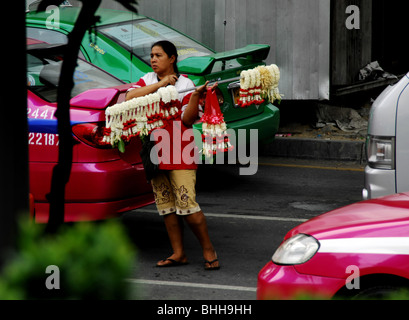 Marchande de fleurs Garland, Sukhumvit road , bangkok , Thaïlande Banque D'Images