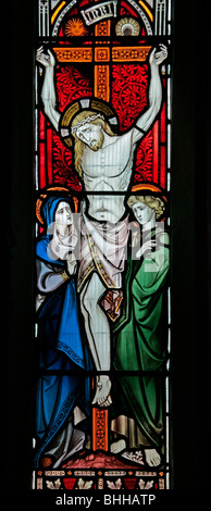 Détail d'une vitrail par John Hardman de Birmingham représentant la Crucifixion, l'église St Mary's, Oldberrow, Warwickshire Banque D'Images