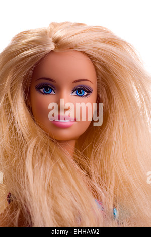 Close-up d'une poupée Barbie de visage avec des cheveux blonds et des yeux bleus Banque D'Images