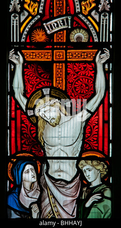 Détail d'une vitrail par John Hardman de Birmingham représentant la Crucifixion, l'église St Mary's, Oldberrow, Warwickshire Banque D'Images