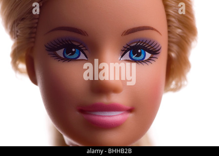 Close-up d'une poupée Barbie de visage avec des cheveux blonds et des yeux bleus Banque D'Images