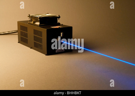 Gaz argon bleu 455nm laser produisant des faisceaux d'onde Banque D'Images