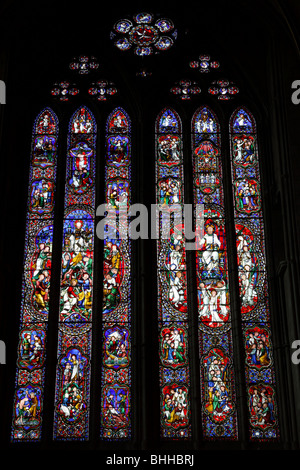 Beau vitrail par Hardman dans le transept nord de la cathédrale de Hereford comme un mémorial de l'Archidiacre. Lane-Freer Banque D'Images