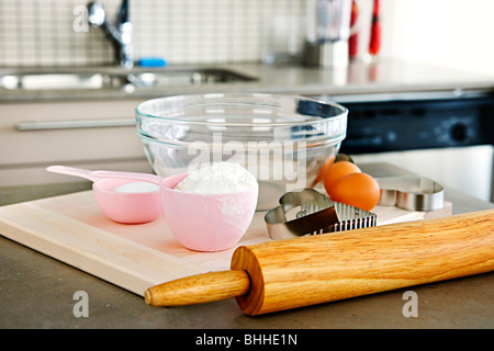 La cuisson des cookies et des ustensiles de cuisine dans les ingrédients à la maison Banque D'Images