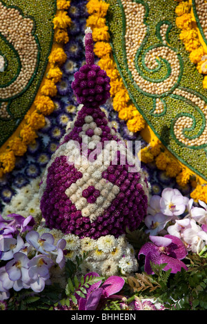 Exposition aux fleurs de Chiangmai, art floral ancien et moderne, orné de perles gailées, défilé de flotteurs faits de fleurs colorées; Chiang Mai, Thaïlande Banque D'Images