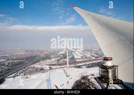 Allemagne Hamburg - éoliennes Enercon E-126 avec 6 MW dans le port et vue sur la ville de Hambourg Banque D'Images