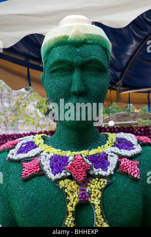 Affichage de fleurs, art floral, ancien et moderne, décorées gaiement, défilé de chars fleurie faite avec des fleurs colorées ; 34e Festival des fleurs de Chiang Mai. Banque D'Images