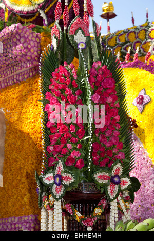 Affichage de fleurs, art floral, ancien et moderne, décorées gaiement, défilé de chars fleurie faite avec des fleurs colorées ; 34e Festival des fleurs de Chiang Mai. Banque D'Images