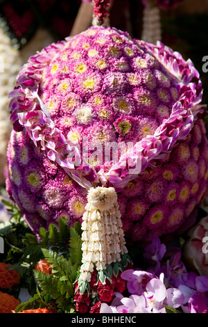 Affichage de fleurs, art floral, ancien et moderne, décorées gaiement, défilé de chars fleurie faite avec des fleurs colorées ; 34e Festival des fleurs de Chiang Mai. Banque D'Images