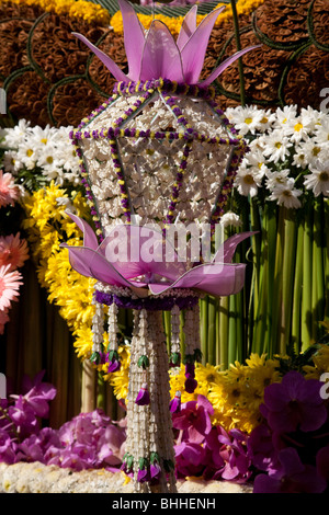 Affichage de fleurs, art floral, ancien et moderne, décorées gaiement, défilé de chars fleurie faite avec des fleurs colorées ; 34e Festival des fleurs de Chiang Mai. Banque D'Images