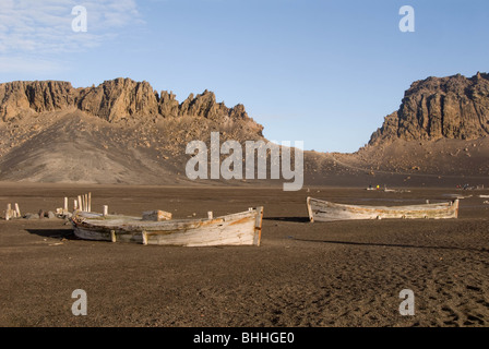 Vieux bateaux en bois en face de la fenêtre de Neptune, l'Île Déception, Shetland du Sud, l'Antarctique Banque D'Images