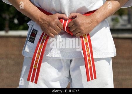 Les mains de maître katate et ceinture rouge Banque D'Images