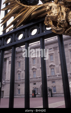 Le palais de Buckingham comme vu par les portes Banque D'Images
