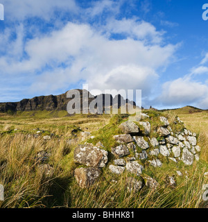 Mur de pierre en ruine de l'ancien édifice de la croft Storr en distance, Trotternish, île de Skye, Écosse Banque D'Images