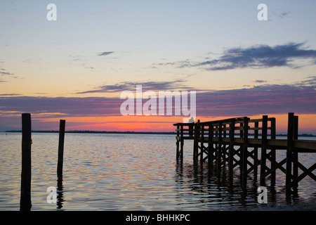 Coucher de soleil sur le golfe du Mexique avec la silhouette du pier sur Pine Island Florida Banque D'Images