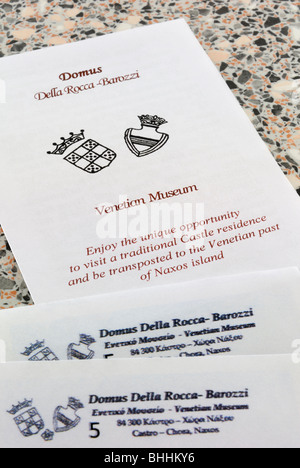 Deux billets d'entrée et un bref guide pour l'Della Rocca-Barozzi Venetian House Museum par le nord-ouest de la porte de Kastro Banque D'Images