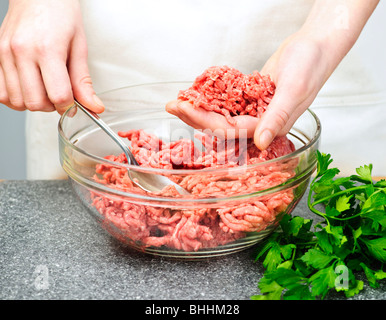 Chef cooking in kitchen avec du boeuf haché Banque D'Images