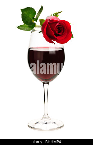 Romantique rose sur le dessus du verre à vin rouge isolé sur fond blanc Banque D'Images