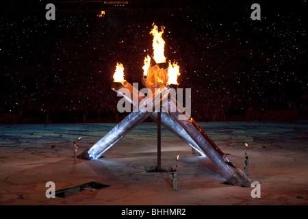 La flamme olympique à l'occasion des cérémonies d'ouverture des Jeux Olympiques d'hiver de 2010, Vancouver, Colombie-Britannique. Banque D'Images