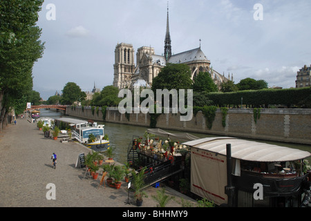 Restaurants dans la forme de chalands amarrés sur la Seine à Paris à côté de la Cathédrale Notre-Dame Banque D'Images