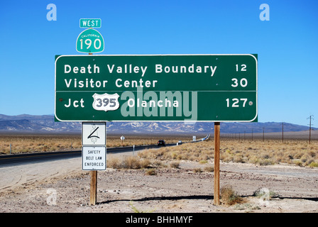 Panneau routier avec kilométrage distance à la vallée de la mort, visitors center et olancha sur l'autoroute 190 Death Valley en Californie Banque D'Images