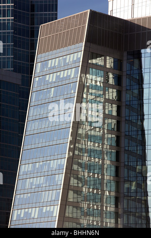 Partie de gratte-ciel modernes de close-up. Immeuble de bureaux de verre et d'acier. Banque D'Images