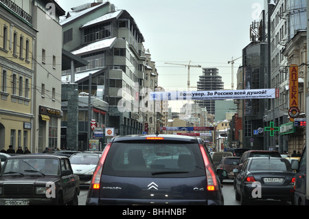 Rue de Moscou d'hiver, embouteillage dans le centre ville. Novoslobodskaya Street. Banque D'Images