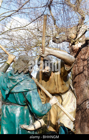 La statue de Robin des combats 'Little John' sur le passage à niveau du cours d'eau au centre des visiteurs de la forêt de Sherwood dans la forêt de Sherwood Limburg Banque D'Images