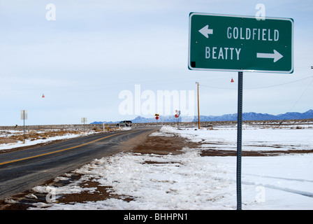 Direction à Goldfield et beatty nevada alors que le véhicule fait de virage à gauche sur la route 95 Banque D'Images