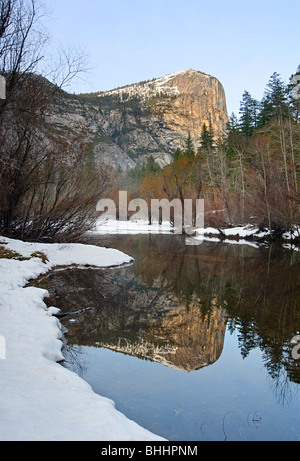 Damatic vue hivernale de Mirror Lake dans le Parc National Yosemite. Banque D'Images