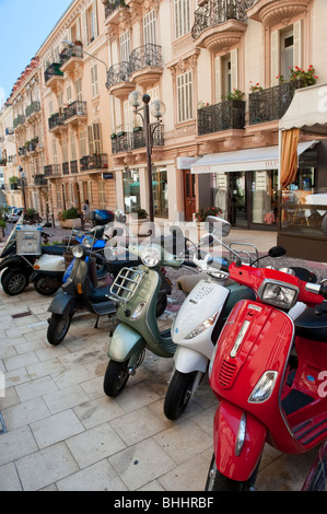 De nombreux Scooters ou cyclomoteurs stationné sur une rue tranquille dans Backstreet Monte Carlo, Monaco Banque D'Images