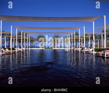 La piscine de l'hôtel The Chedi Muscat, Chedi, Muscat, Mascate, Sultanat d'Oman Gouvernorat Banque D'Images