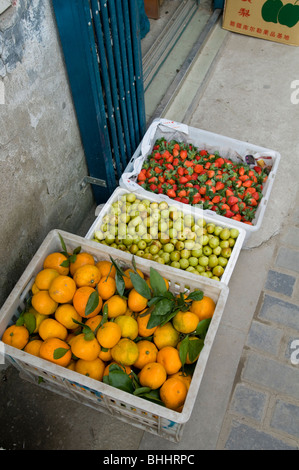 Des fruits pour la vente sur la rue de Suzhou, province de Jiangsu, Chine, Asie Banque D'Images