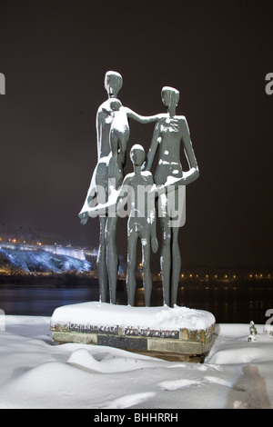 Le mémorial de l'holocauste juif sur les rives du Danube Novi Sad Serbie, hiver, neige nuit Banque D'Images