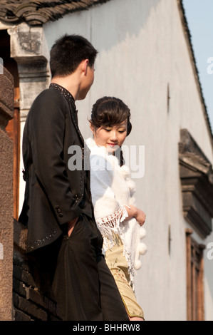 Jeune couple dans l'eau historique ville de Suzhou, province de Jiangsu, Chine, Asie Banque D'Images