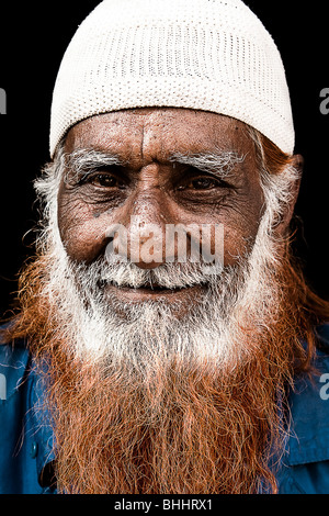 Portrait d'un homme musulman Bhopali barbe teints au henné dans le centre de l'État indien du Madhya Pradesh. Banque D'Images