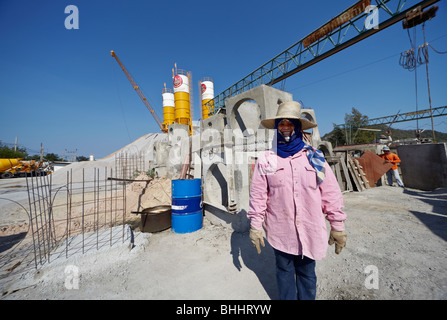 Femme site de construction. Site bâtiment femelle à un travailleur de l'usine de production de ciment en Thaïlande S. E. Asie Banque D'Images