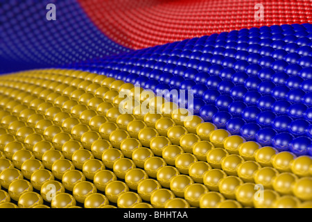 Vague de centaines de sphères réfléchissantes, brillant avec les couleurs du drapeau de l'Arménie. Profondeur de champ. Banque D'Images