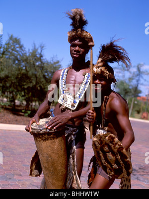 Les hommes en costume national à jouer de la batterie, Victoria Falls, Livingstone, Province du Sud, République de Zambie Banque D'Images