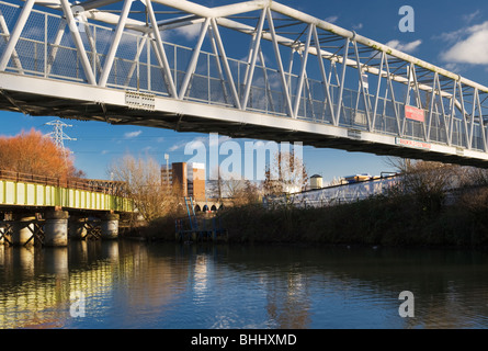 La Railworld passerelle au-dessus de la rivière Nene, le Centre de Peterborough, Cambridgeshire, avec green pont de chemin de fer en arrière-plan Banque D'Images