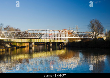 La Railworld passerelle au-dessus de la rivière Nene, le Centre de Peterborough, Cambridgeshire, avec green pont de chemin de fer en arrière-plan Banque D'Images