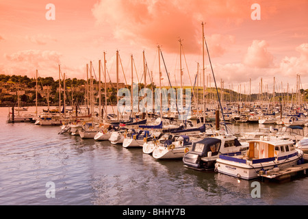 Bateaux amarrés sur la rivière Dart avec Dartmouth Beyond, Kingswear, South Hams, Devon, Angleterre, ROYAUME-UNI Banque D'Images