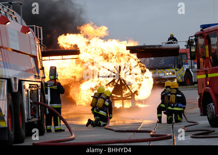 La pratique des pompiers la lutte contre l'incendie d'un moteur d'avion à l'aéroport Banque D'Images