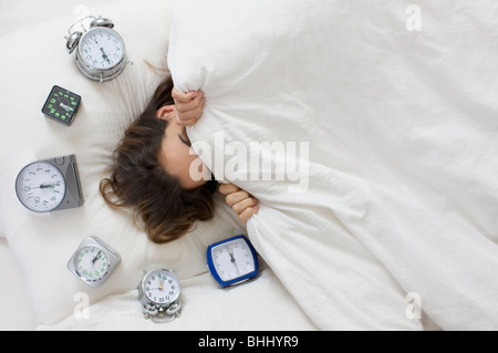 Femme essayant de se lever le matin Banque D'Images