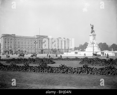 Le palais de Buckingham, vu de St James's Park. Londres, c1911. Artiste : Inconnu Banque D'Images